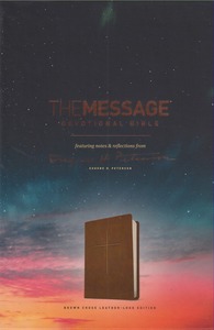 The Message Devotional Bible: Featuring Notes and Reflections from Eugene H. Peterson (Custom slipcase/Brown/Cross/Leather-Look) 封面