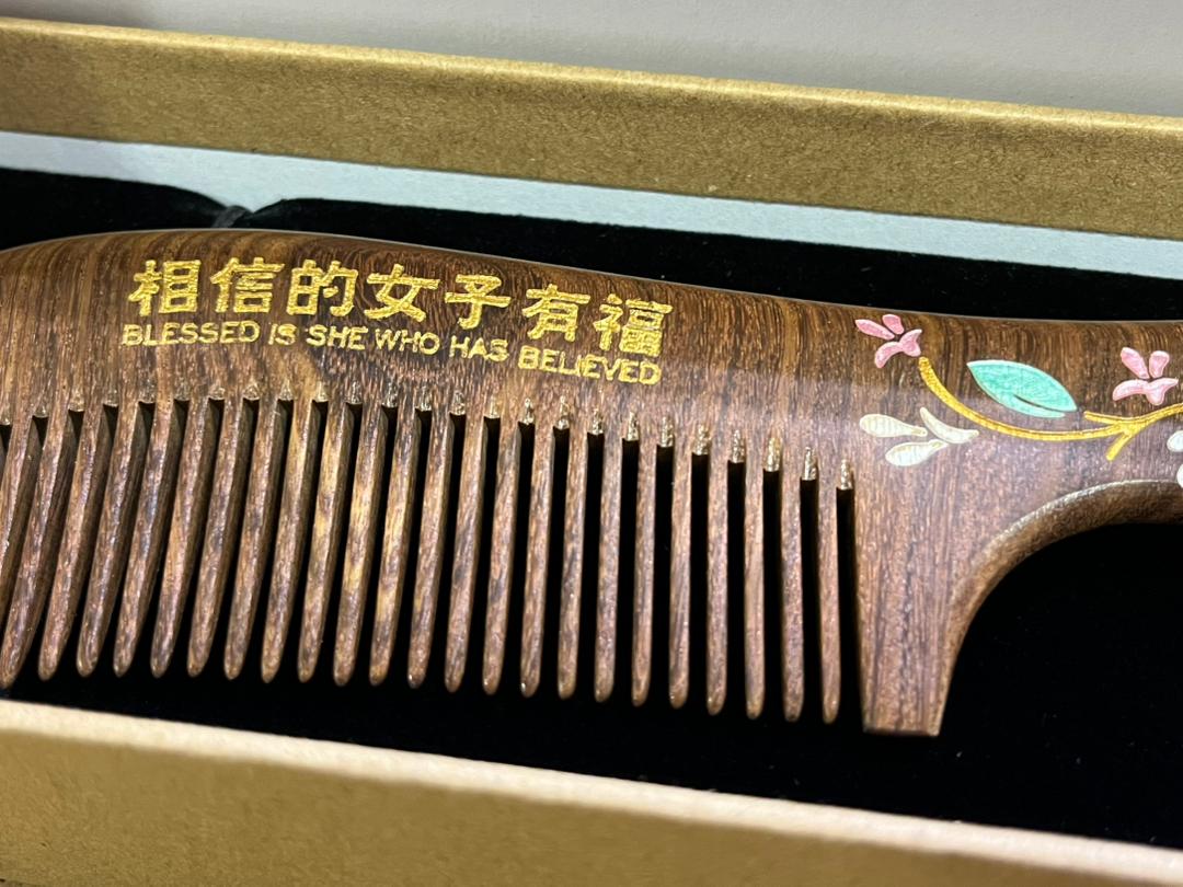 紅/綠檀木梳-相信的女子有福 封面