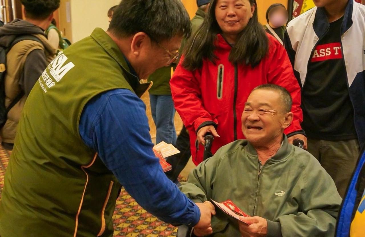 芥菜種會「用愛串聯全台」邀請脆弱家庭參與新春圍爐,感受節慶氛圍及社會支持。(芥菜種會提供)