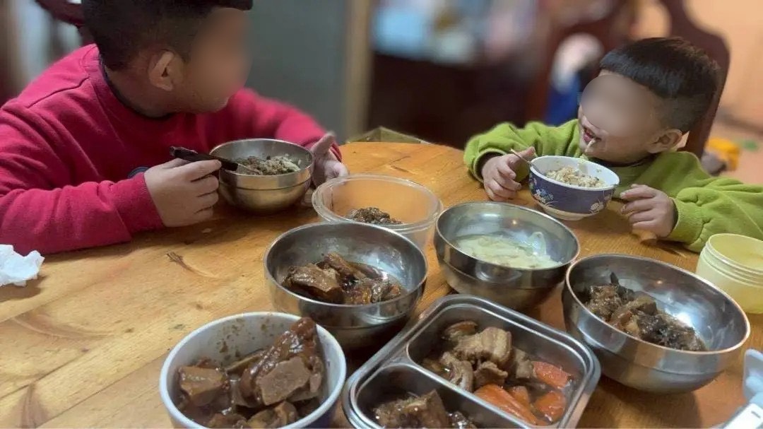 芥菜種會「暖心熟食箱」，平日供應脆弱家庭營養所需，農曆春節打造「年菜禮盒」，圍爐餐桌凝聚家人情感。（芥菜種會提供）