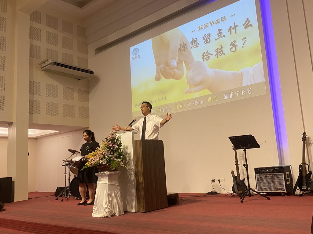 主任陳再寬牧師於主日尾聲上台帶領會眾回應，並為本次主日聚會作祝禱結束
