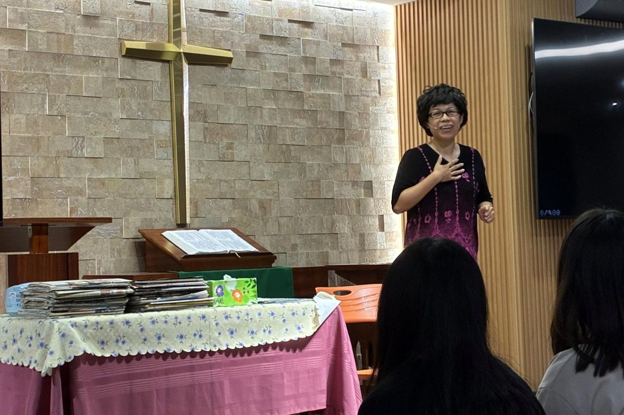 亞東劇團演出《阿江姐的故事》，阿江姐一登場就用親切的台灣國語抓住全場。王獻宗攝