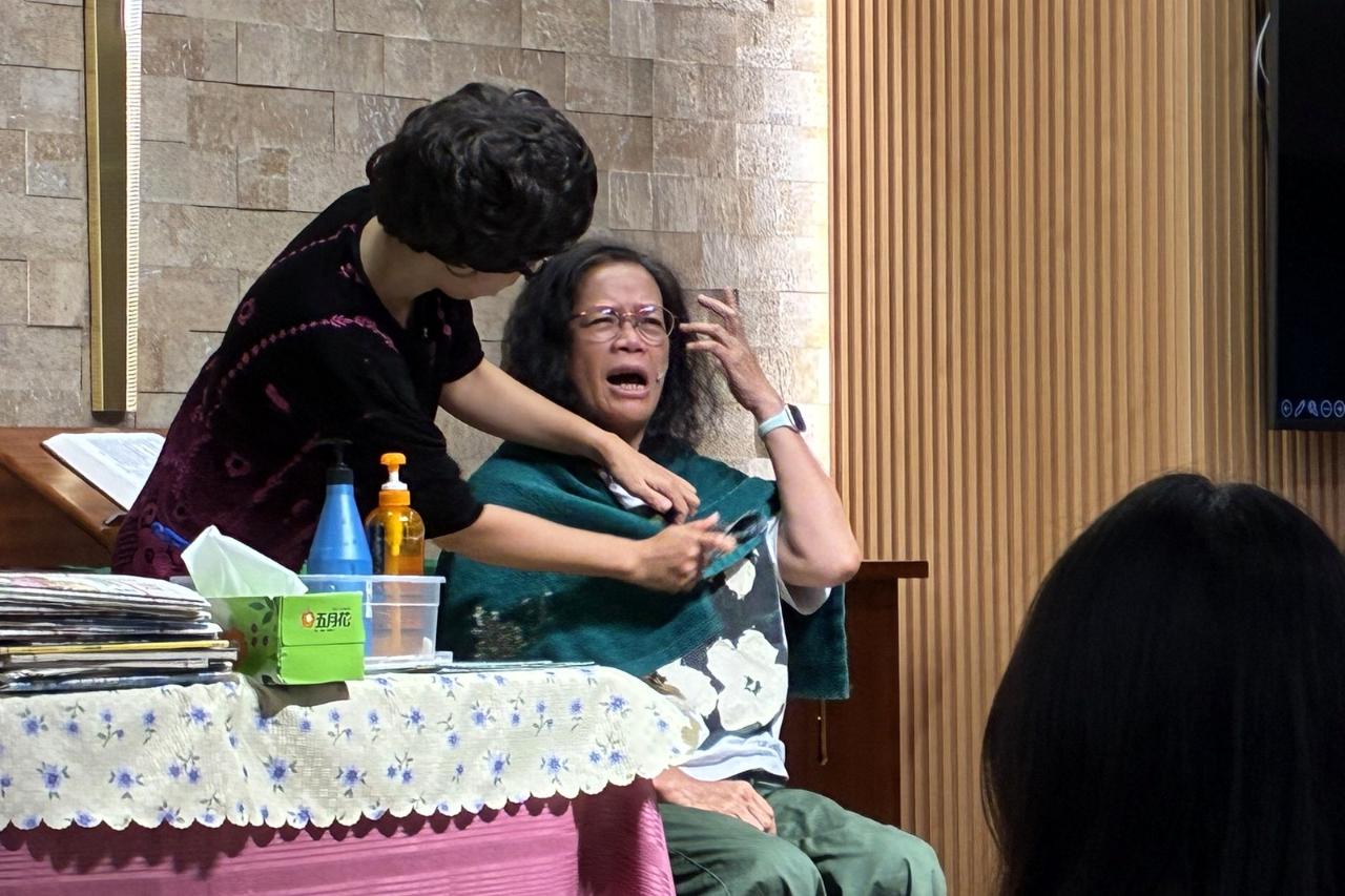 阿江姐重操美髮業，邀請教會會友上台互動演出，笑聲不斷。王獻宗攝