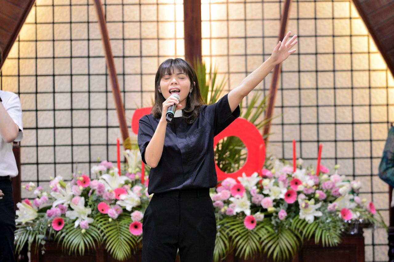 柯家茵牧師主領敬拜