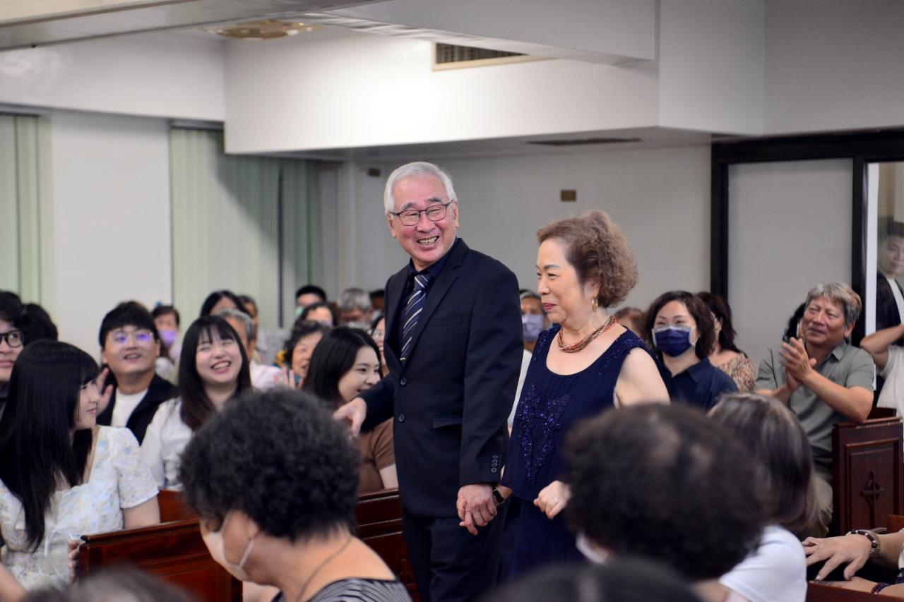 鄭福信長老伉儷進場