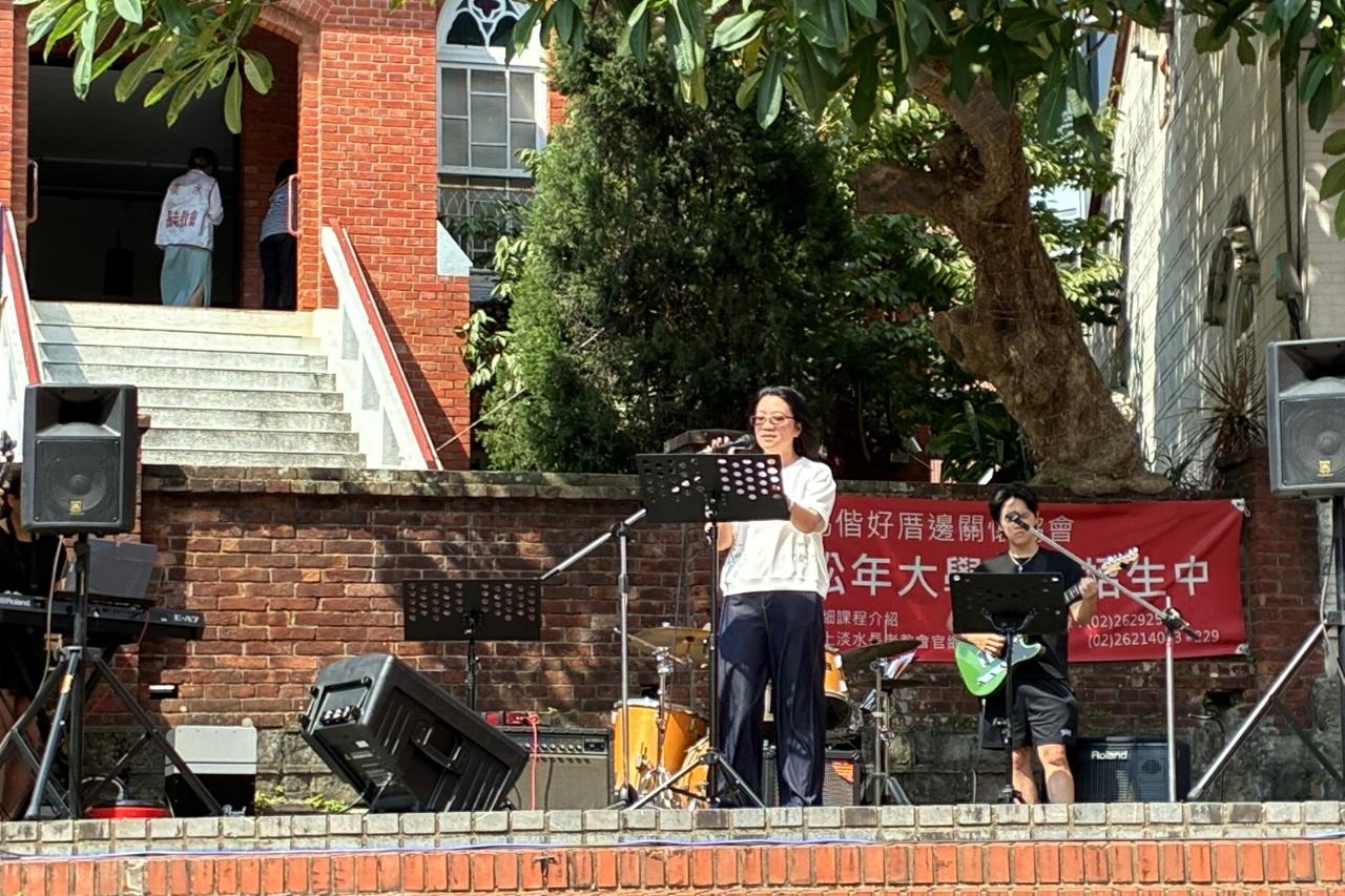 萬得福樂團姊妹獻唱