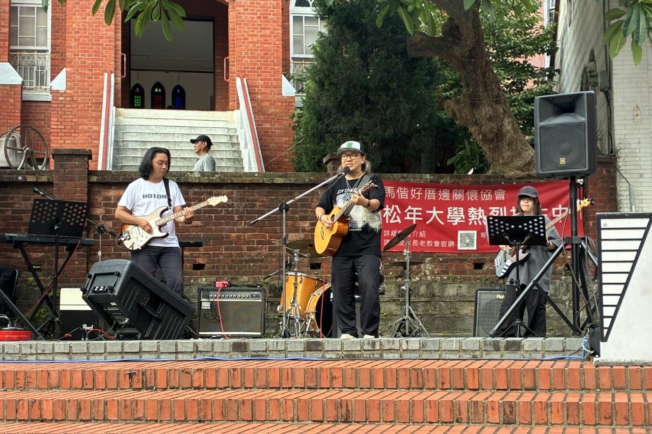 天路客樂團演出