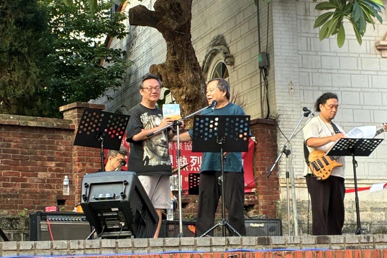 謝鴻文牧師贈書給伍烱豪牧師