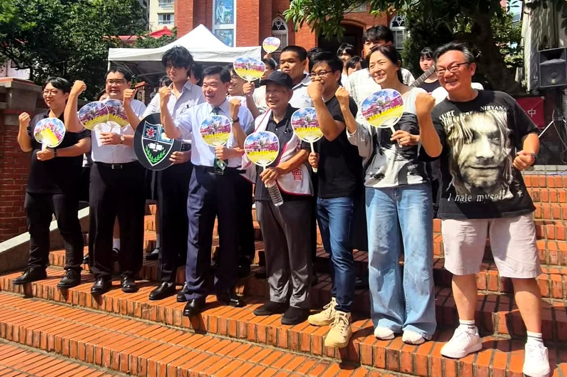 淡江中學熱音社演出後與同工合照