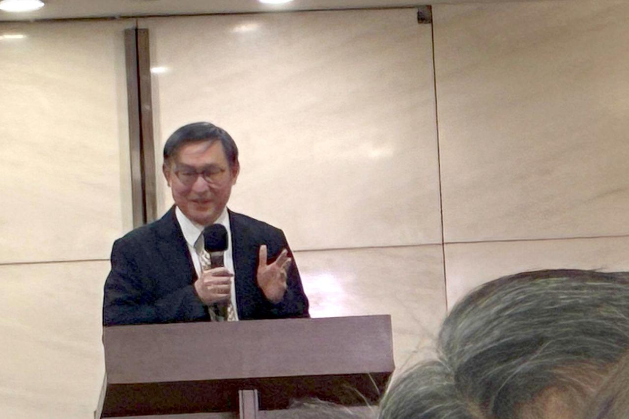 姜懷陽教士介紹與會來賓。