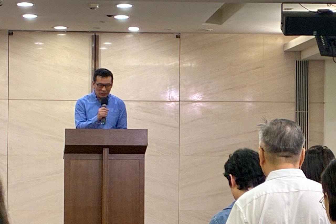 程陽杰長老會前禱告。