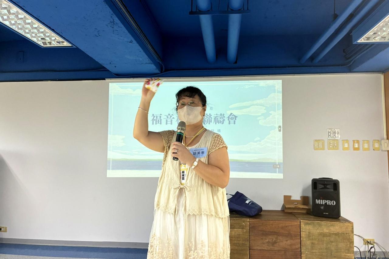 橄欖華宣胡美惠介紹福音文創產品。