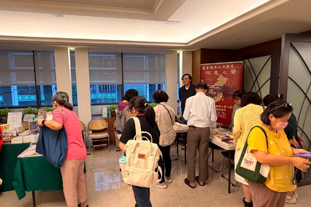 會場旁的書攤，休息時間擠滿選書的會眾
