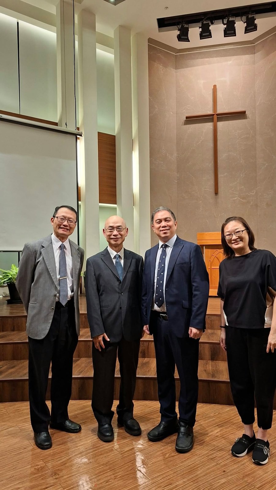 神學反思講員廖元威院長(左二)與李栐坤長老、溫翎長老、心玫姊妹合影