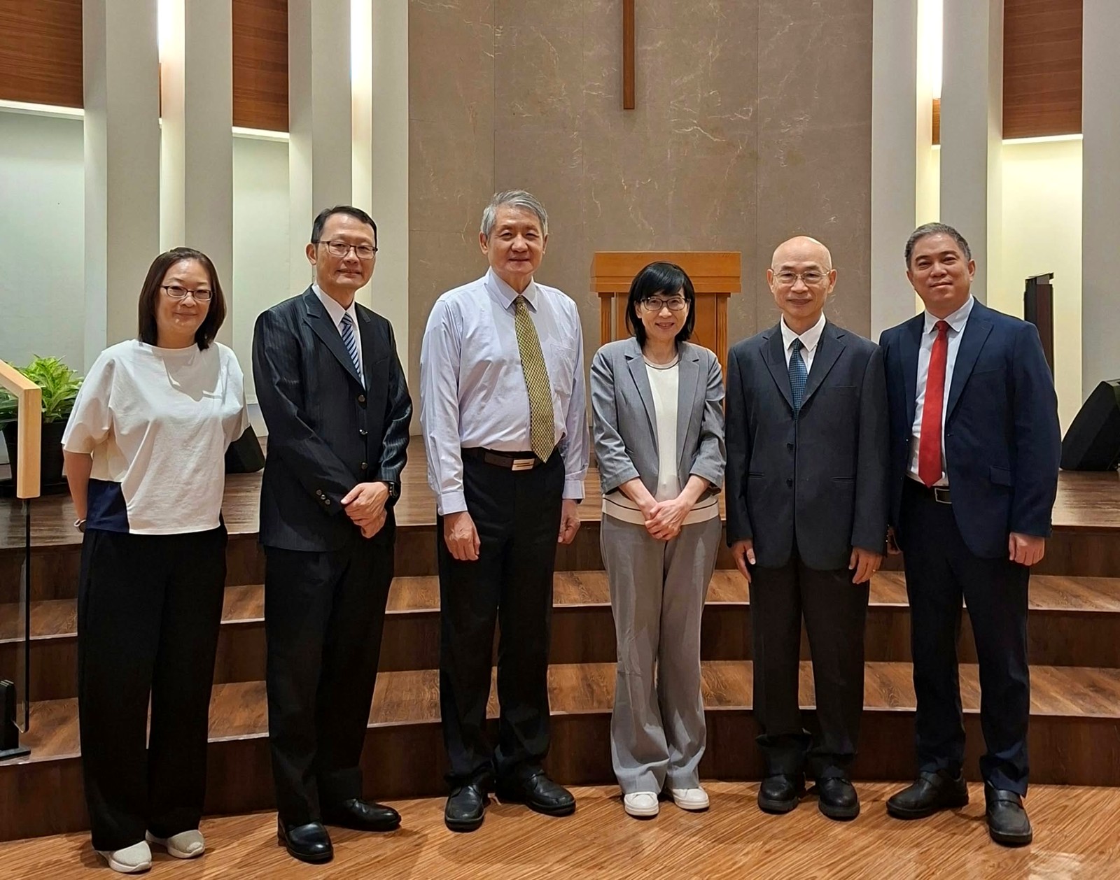 下午場講員與同工合影,左起心玫姊妹、李栐坤長老、吳道宗、蔡玉玲、廖元威、溫翎長老
