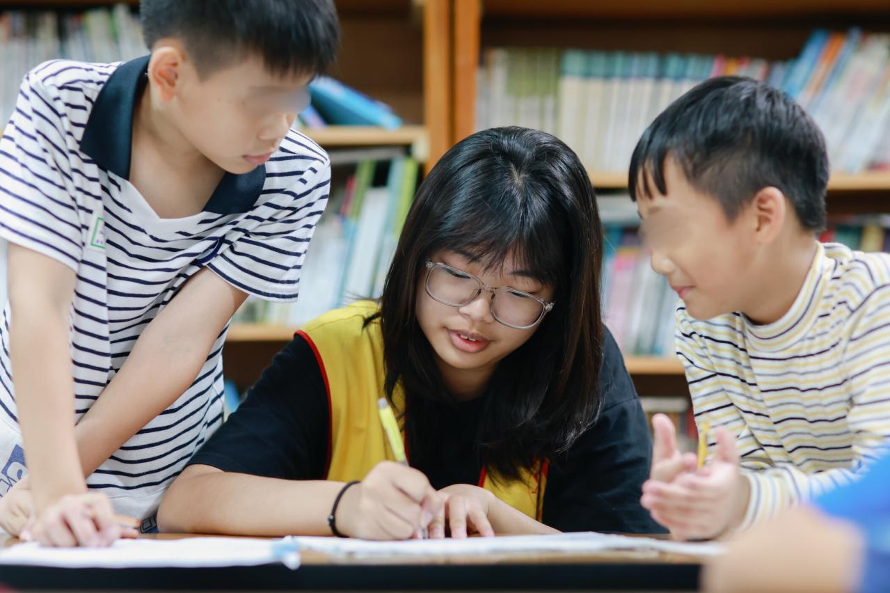 敏慈（中）今年6月透過繁星計畫錄取了第一志願&mdash;&mdash;國立高雄科技大學電機系