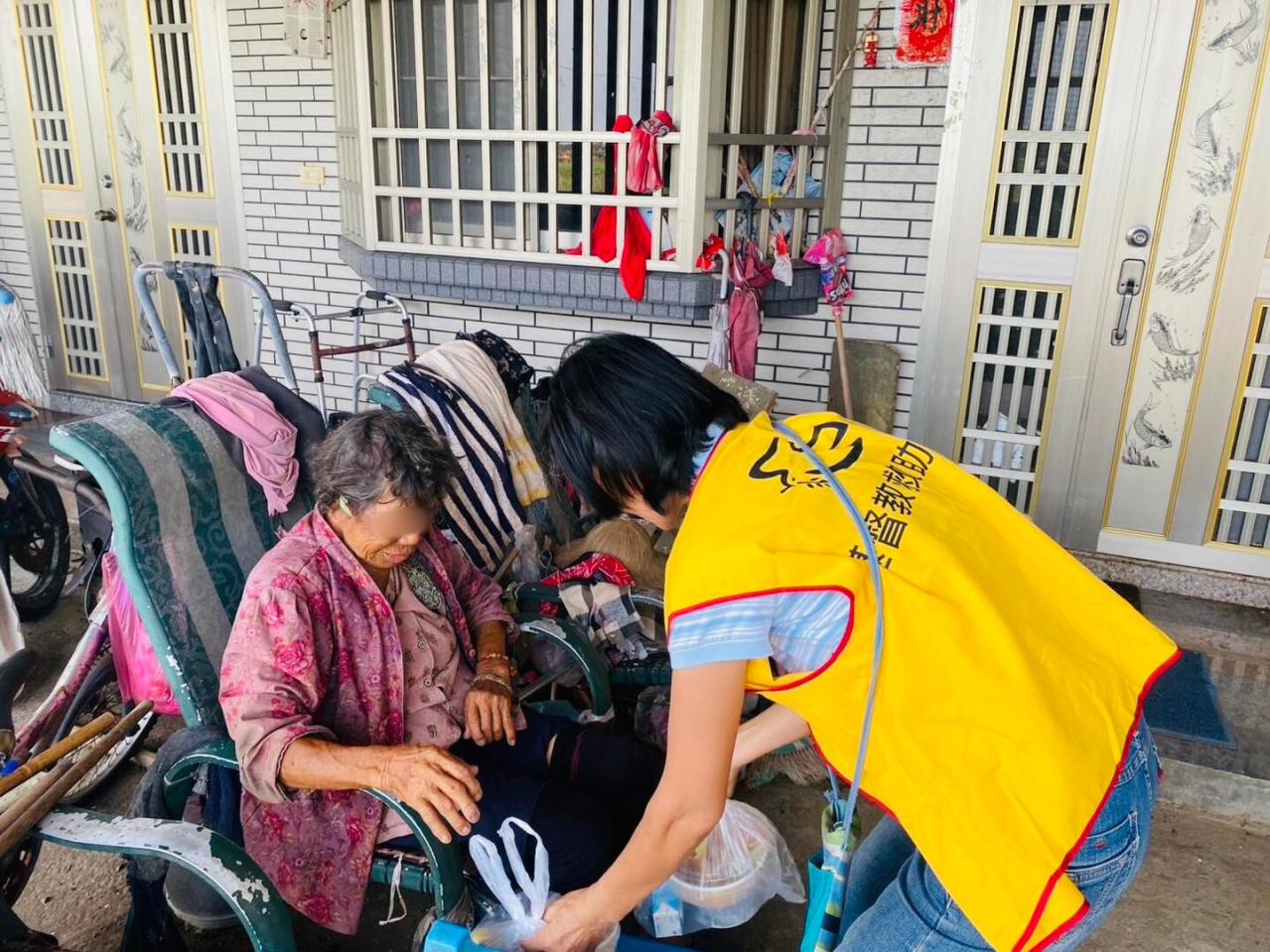 7月12日 行動不便的阿嬤 接過便當 笑著對台南神召會志工說:「我肚子好餓,謝謝你們!」