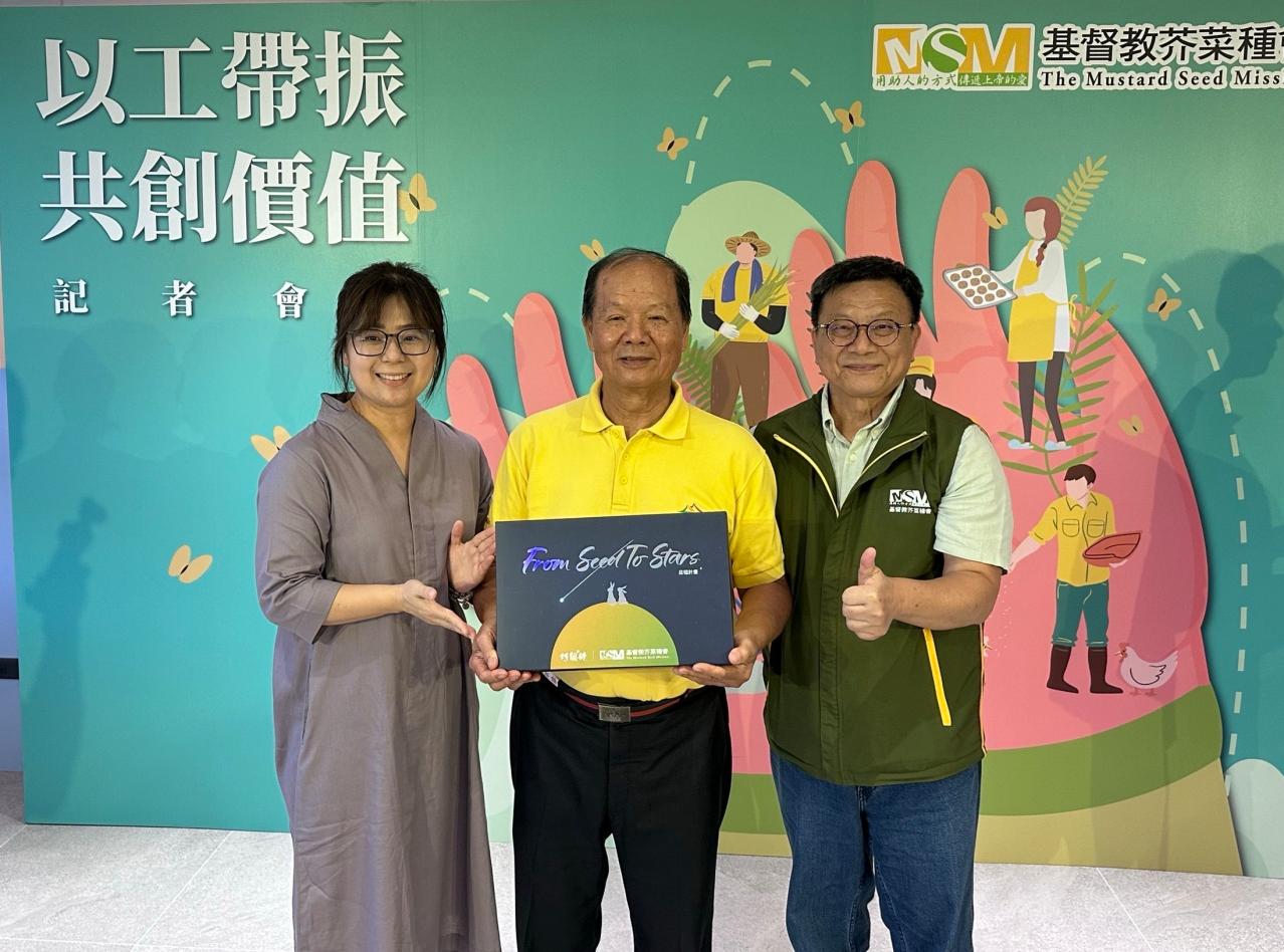 糕餅業者「阿聰師的糕餅主意」與芥菜種會合作中秋公益月餅並支持社區需要者建立職能與工作機會。(芥菜種會提供)