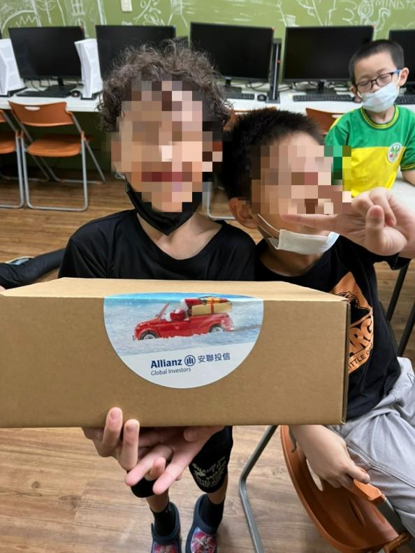 基隆百福1919陪讀班的小傑想把禮物與阿嬤分享