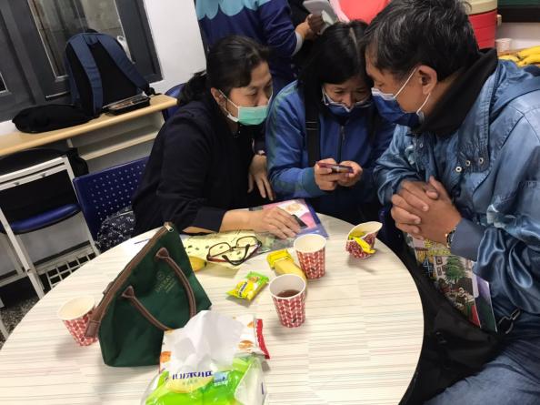 福音外展活動,一同讀取翻翻卡阿爸父的話。希望之書提供
