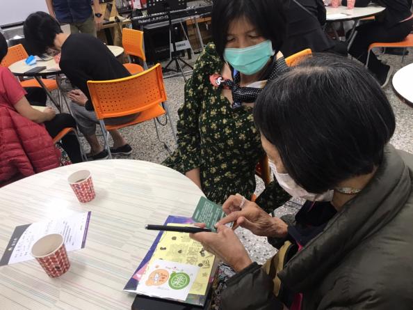 希望之書福音外展活動,陪伴福音朋友讀翻翻卡。希望之書提供