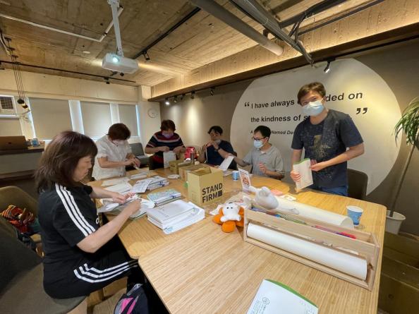 樂志工日現場組裝樂福袋,預計送出千袋給樂會員傳福音。樂果實協會提供