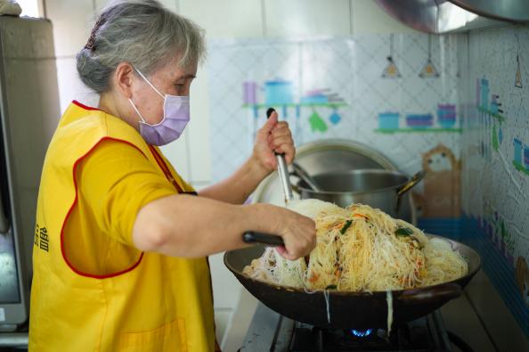 為了讓經濟弱勢孩子,有足夠的營養,陪讀班周一到周五都供應晚餐,但食材費用也成為一大負擔