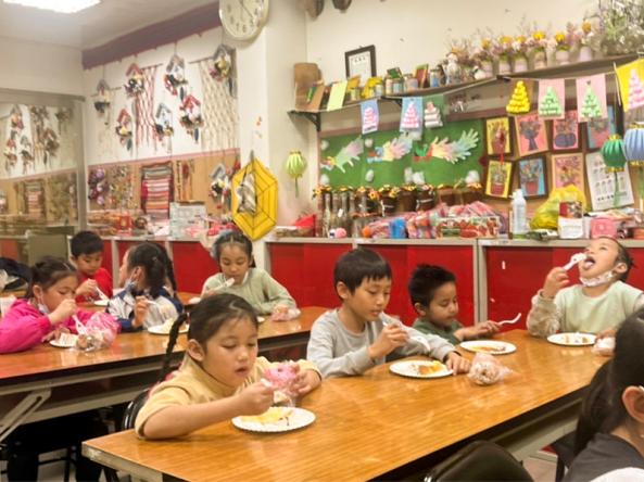砂崙子1919陪讀班 孩子期待惜食車到來 有蛋糕就唱生日快樂歌