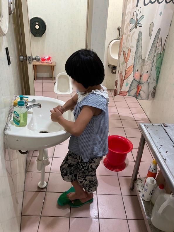 麻豆信福1919服務中心原使用蹲式馬桶,一位受助遲緩兒,曾因不會使用,而躺著上廁所。舊式洗手台,也因沒安裝好搖搖欲墜,有砸傷人之虞