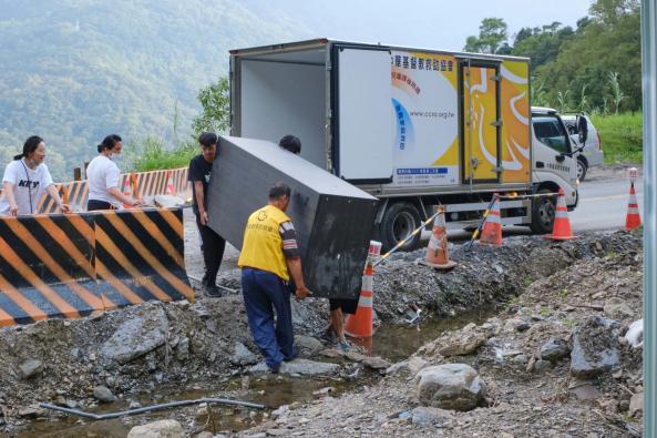 前往受災戶的道路仍在修復,救助協會志工徒手搬運大型家具至助受災戶重整家園1