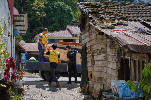 救助協會志工徒手搬運大型家具助受災戶重整家園4