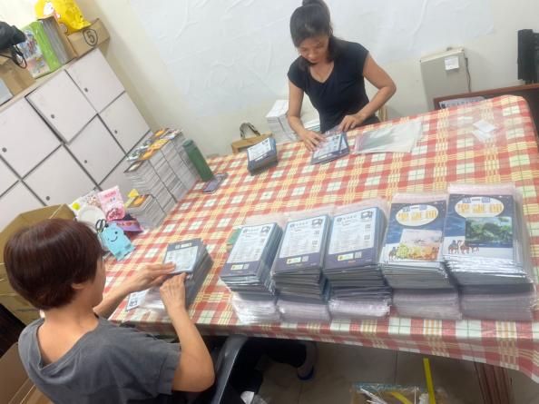 2.希望之書團隊為每一份禮物包精心包裝。希望之書提供