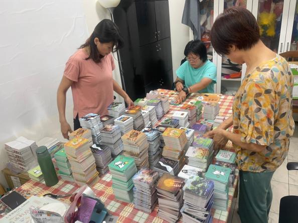 3.幸福翻翻卡一落一落等待包裝中,好療癒。希望之書提供