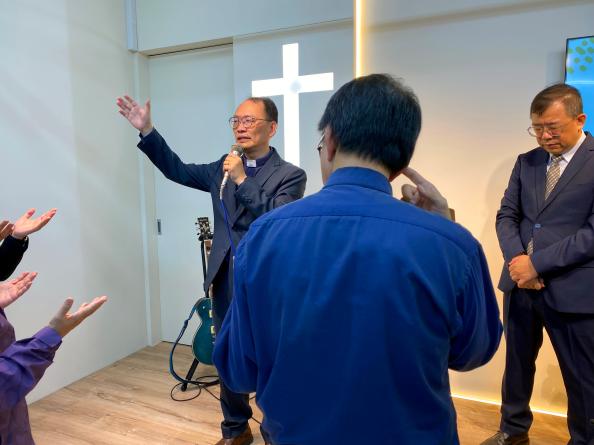 台灣信義會監督高堂恩牧師為會眾祝禱。布雷克攝