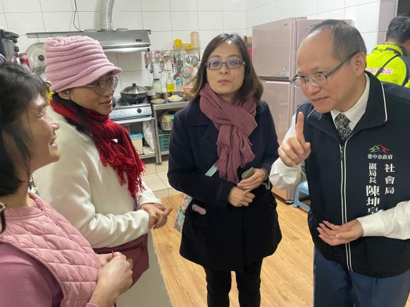 台中社會局副局長陳坤皇與救助科科長郭俐君慰問阿桃