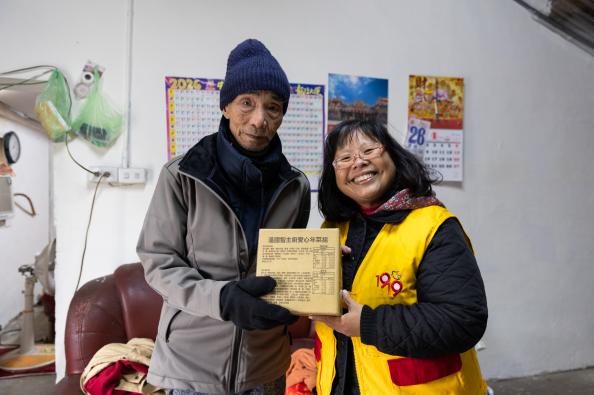 救助協會趕在過年前將愛心年菜送給全台1919食物銀行與1919陪讀班的受助弱勢家庭
