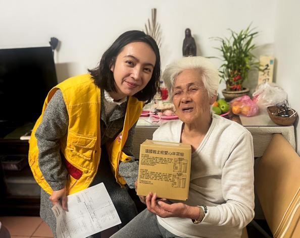 獨居在煤源部落的阿梅阿嬤在收到1919志工送來的愛心年菜