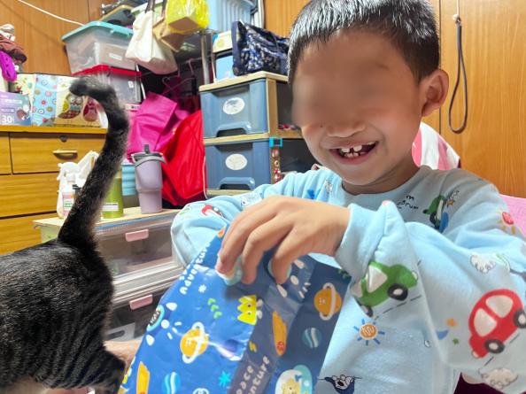 許多孩子包括小勳 拆開禮物就剛好是他們缺很久的鉛筆盒或喜歡的卡通玩偶 當下都會讓人驚呼不已
