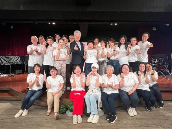 台北基督之家進深學房學員和老師寇紹恩牧師合照