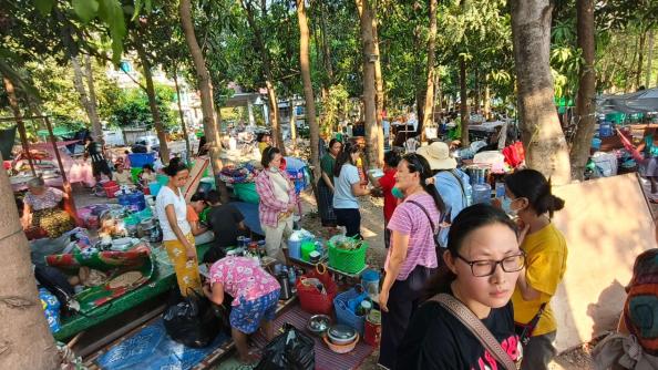 奈比多「一千英畝城區」樓房受損嚴重,失去家園的災民都聚集在空地上,並將尚可使用的家當都搬出戶外。 (2)