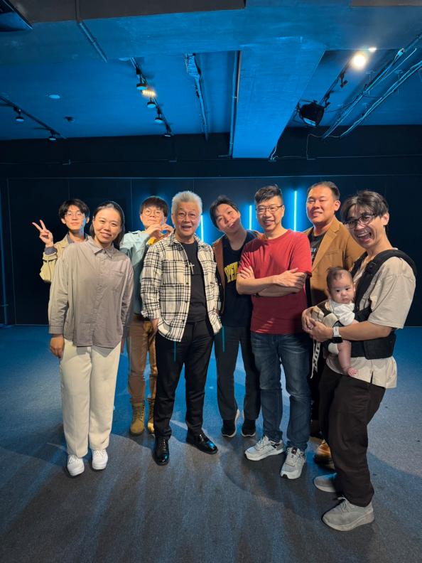 《深淵宇宙》同工團隊與寇紹恩牧師合影。活出新人提供