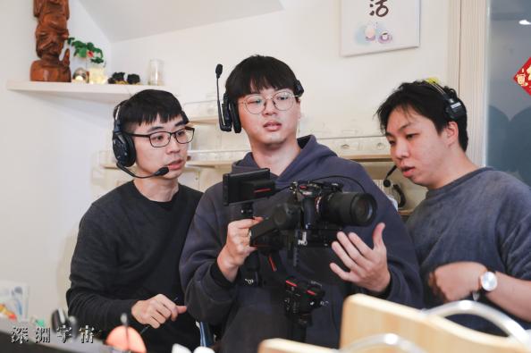 《深淵宇宙》拍攝團隊錄製過程側拍-2。活出新人提供
