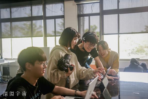 《深淵宇宙》拍攝過程側拍-3。活出新人提供